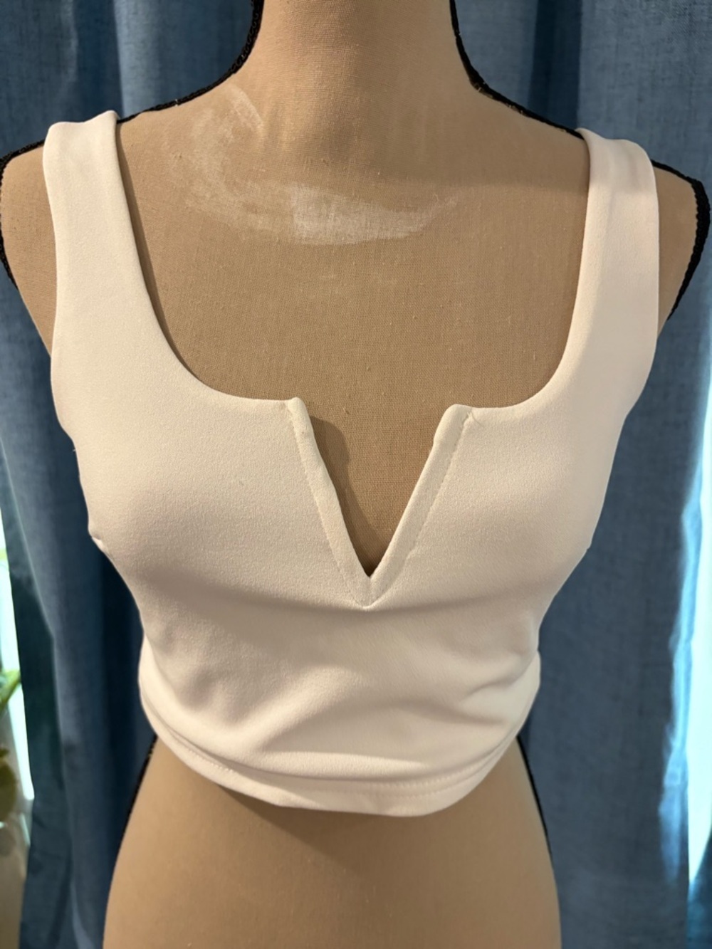 SHEIN White V-Notch Scoop Crop Tank